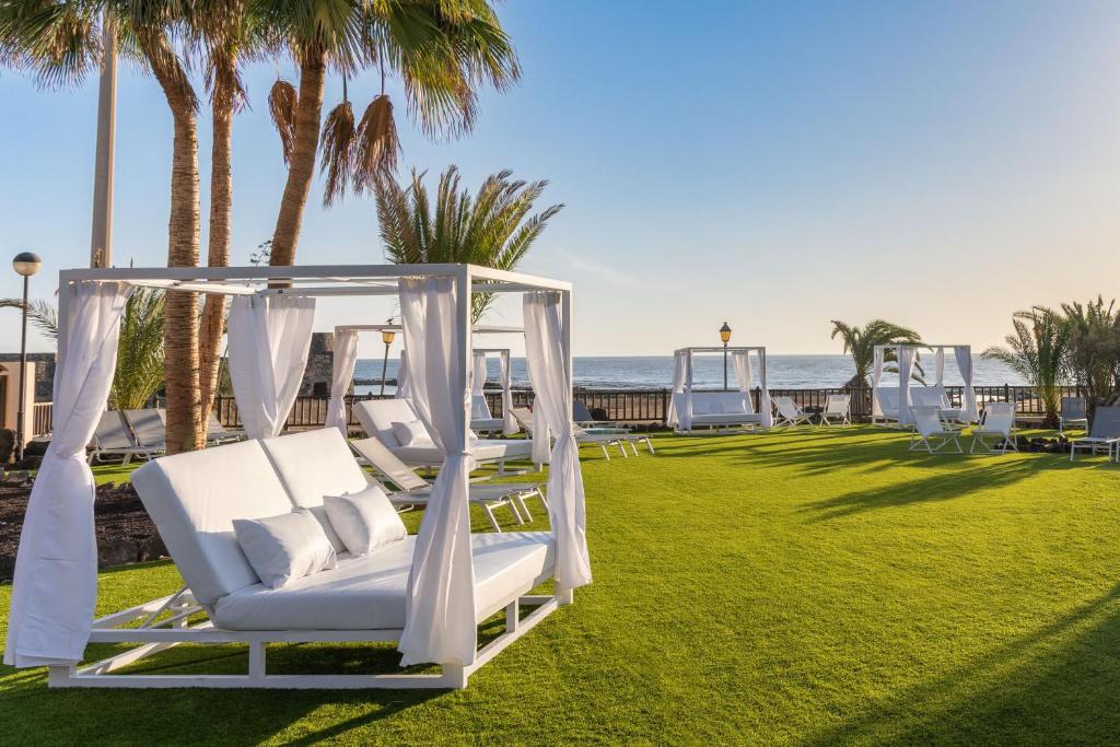 Elba Sara Beach Resort pool area